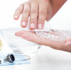 HOW TO CLEAN JEWELRY