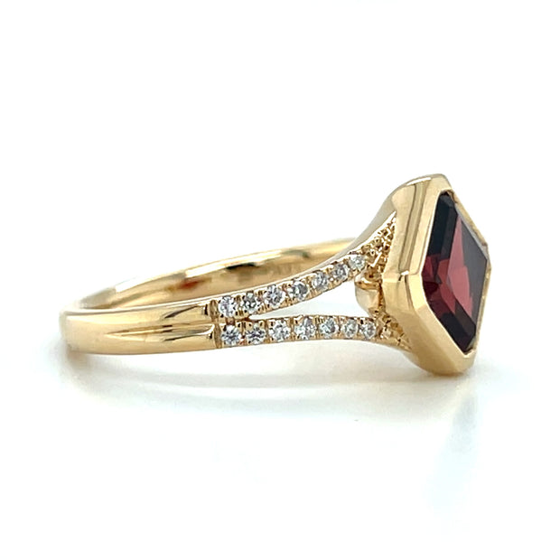 14k Yellow Gold Garnet and Diamond Fashion Ring