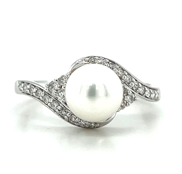 14k White Gold Pearl and Diamond Ring